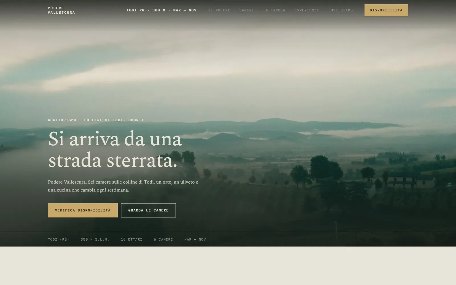 Un agriturismo con sei camere non compete con altri agriturismi, compete con la propria scheda su un portale. Il sito prova a dire quello che la scheda non riesce a dire.