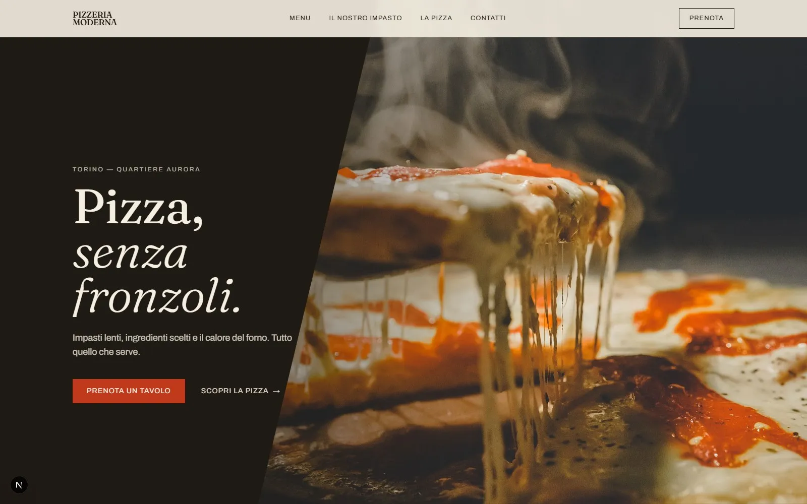 Un sito di pizzeria che non fa il menù digitale. Racconta il mestiere — impasto, forno, sala — e mette il menù come una tappa del racconto, non l'apertura.