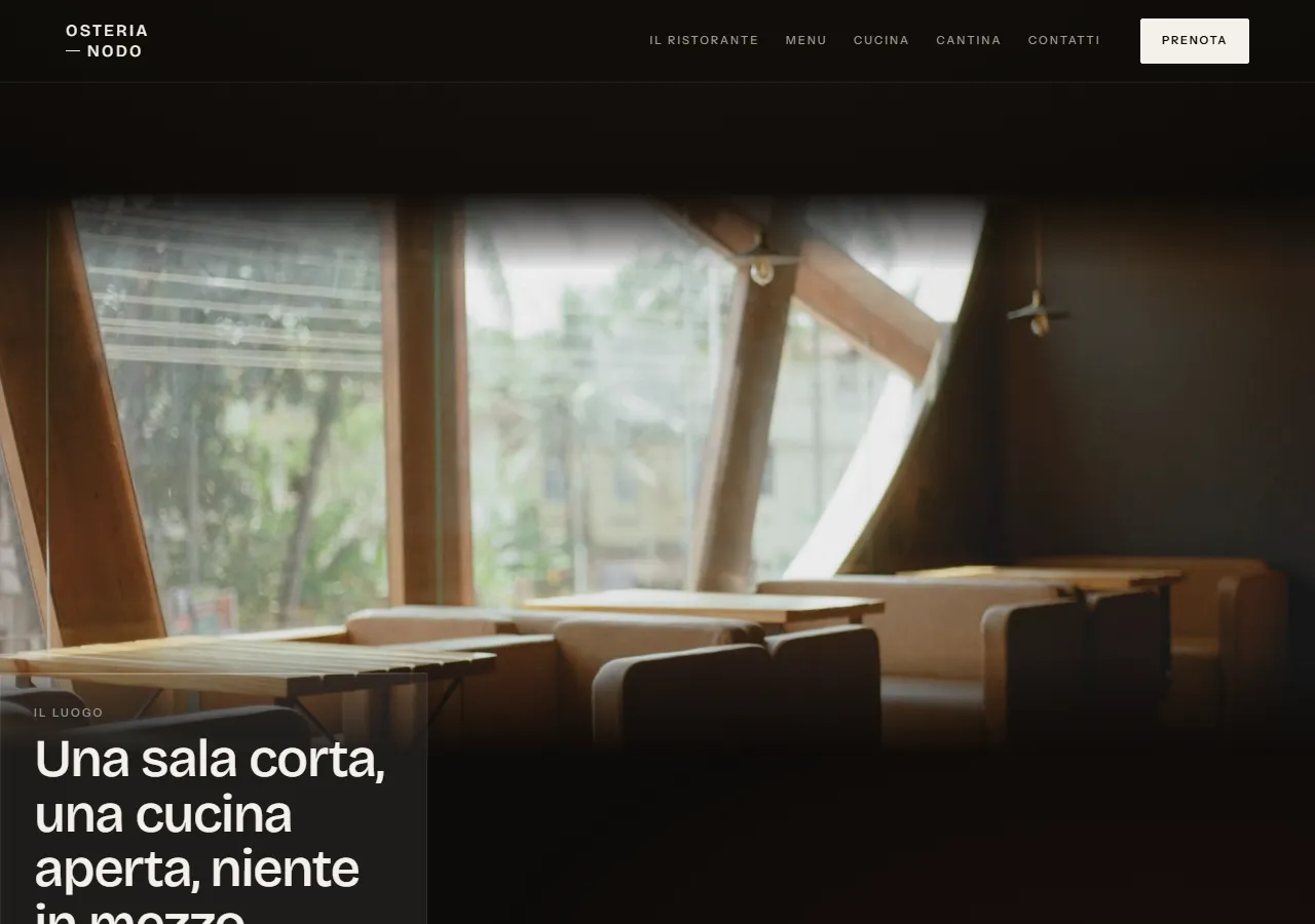 Sezione "Il luogo" con fotografia a piena larghezza della sala e il titolo "Una sala corta, una cucina aperta, niente in mezzo" che entra dal bordo