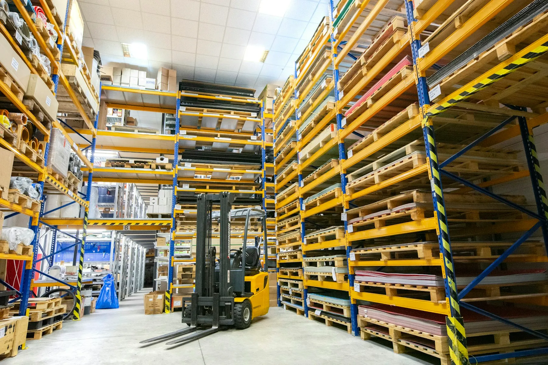 Registrare un pallet richiedeva un paio di minuti di trascrizione a mano. Ora è una scansione e la riga si scrive da sola.